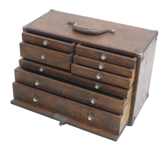 Unmarked: Classic Oak Mach. Tool Chest