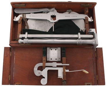 De Grave & Company, London, England: Most Unus. Portable Aluminum Scale