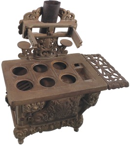 Kenton Manufacturing Company, Kenton, Ohio: Cast Iron "Royal" Child's Stove
