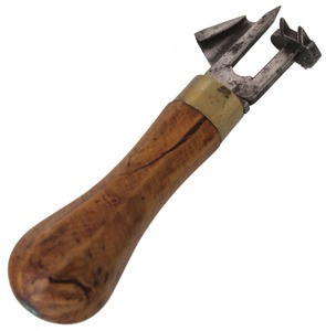 Unmarked: Unusual Boxwood Hdl. Race Knife